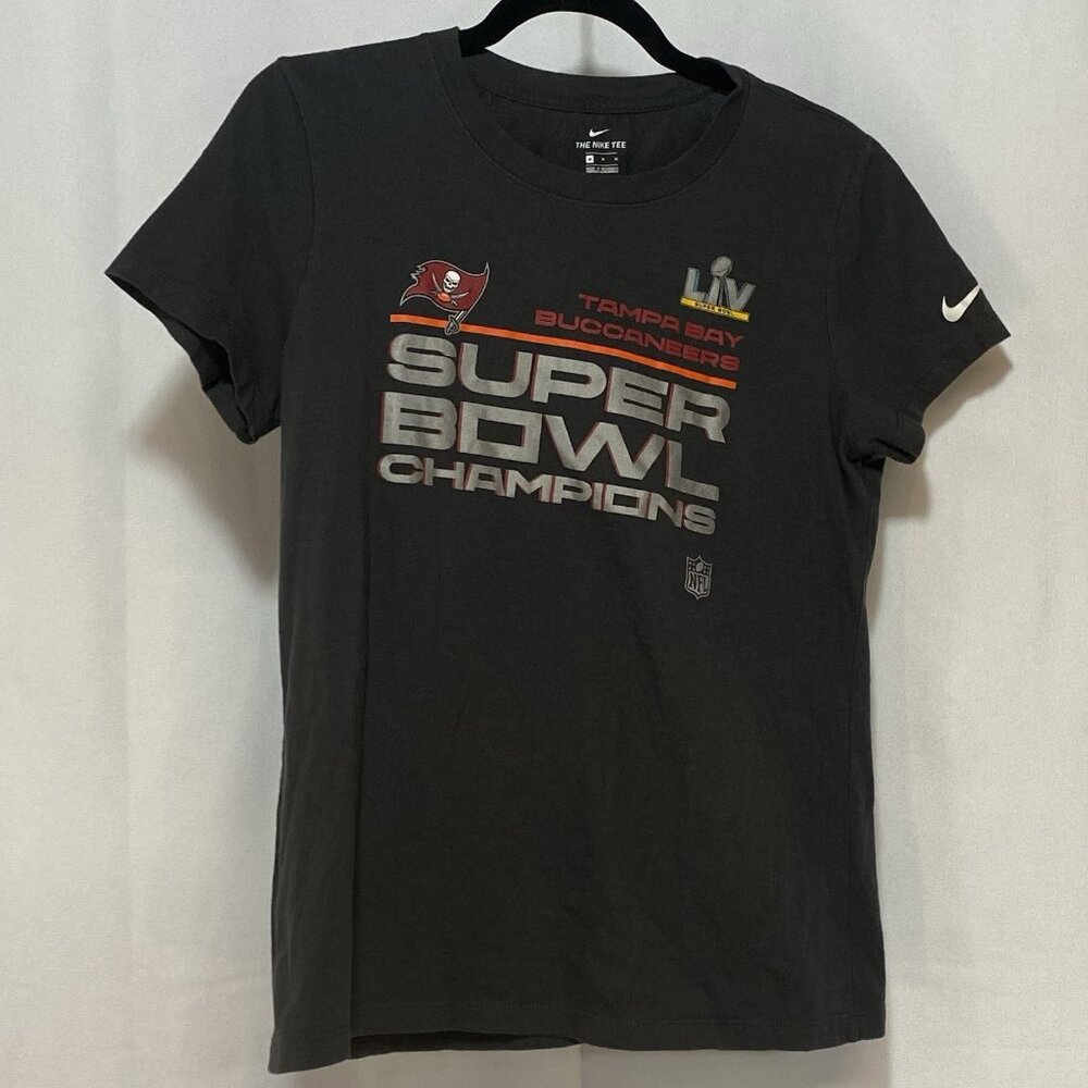 Tampa Bay Buccaneers NFL Womens TShirt Medium Super Bowl Champions LV 55 Nike